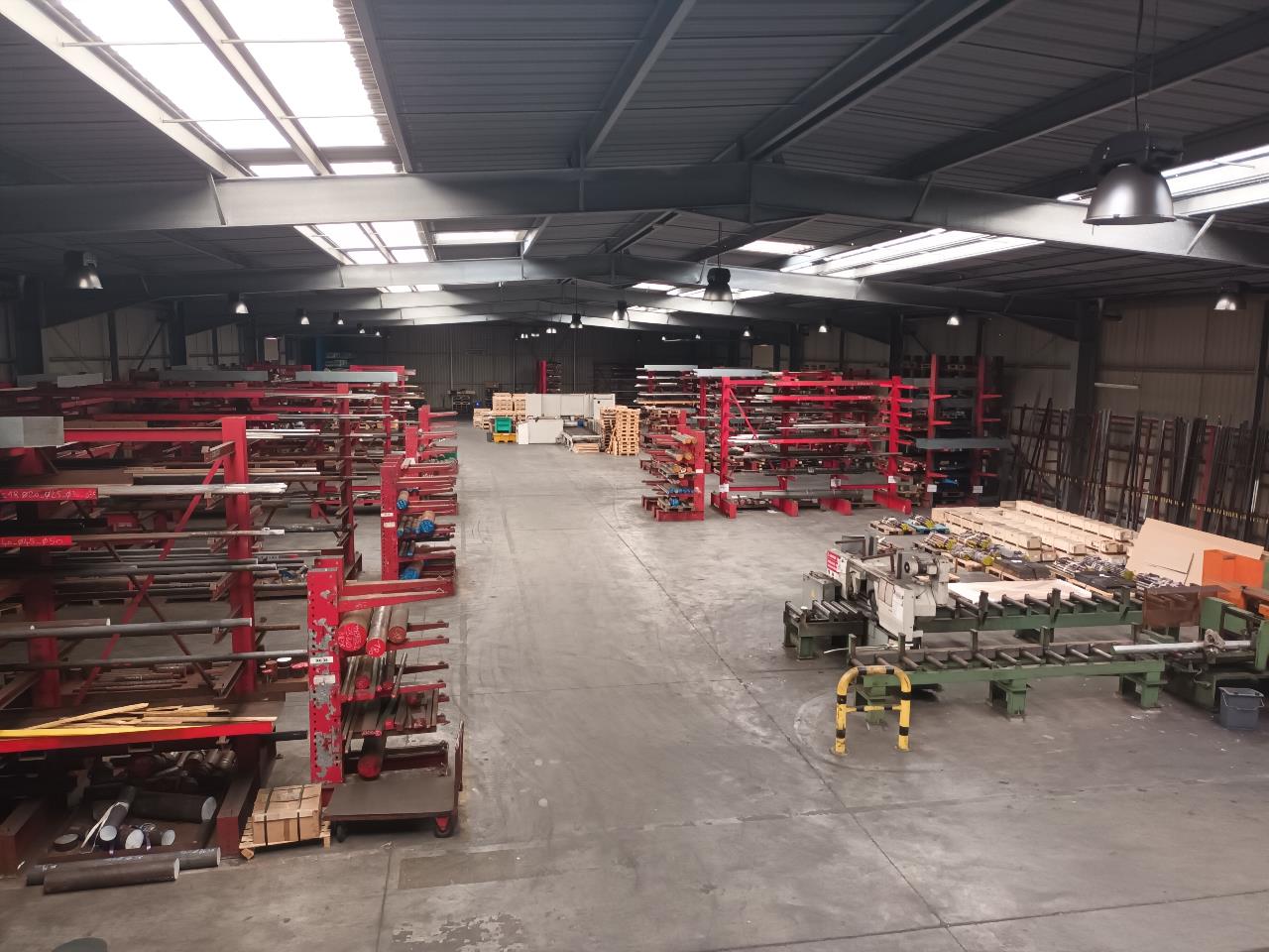 Beau local d'activités - Emplacement prime.